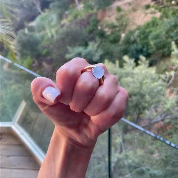 Pomellato “Luna” 18k Rose Gold & Chalcedony Cabachon Ring - Picture 7 of 10